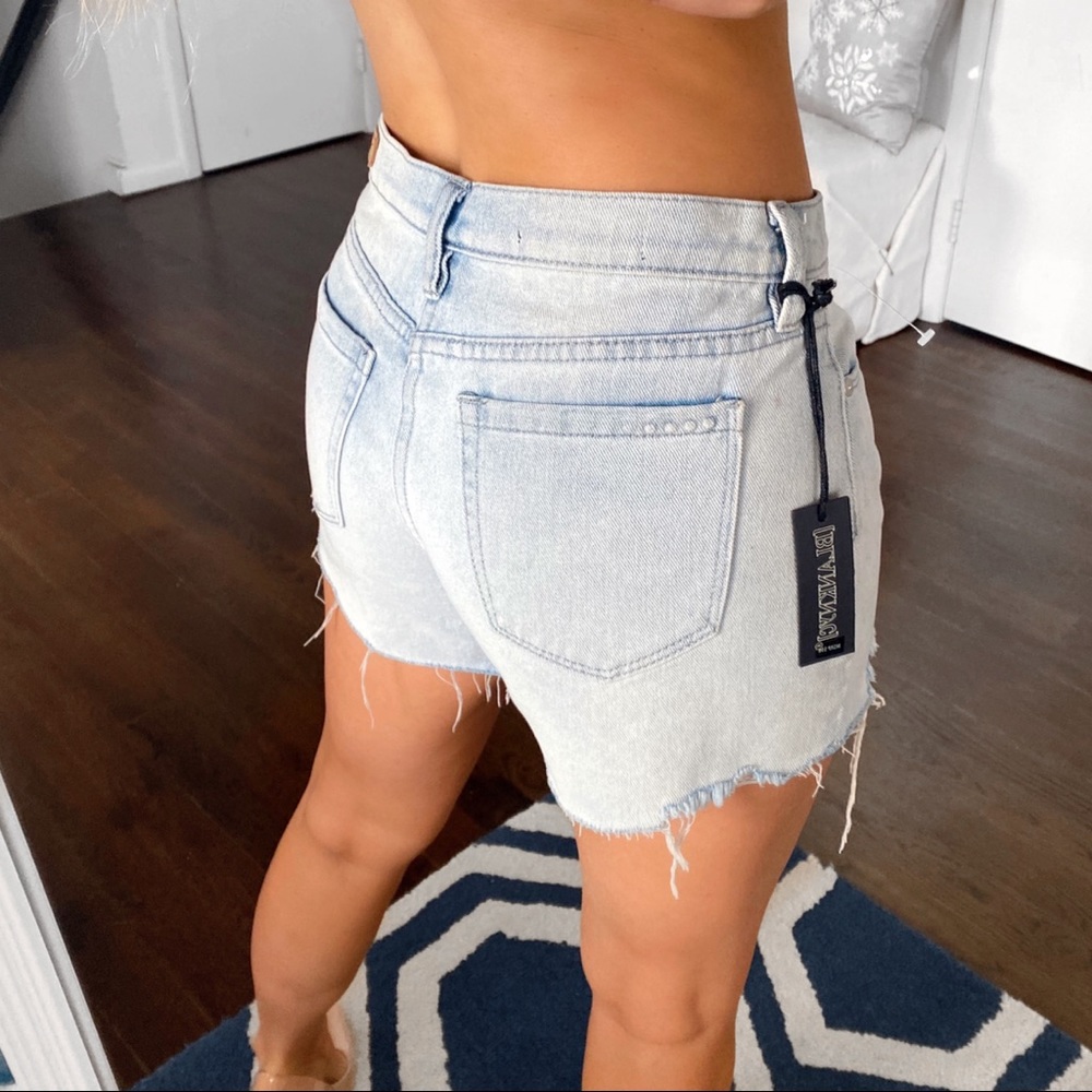 ๐ BLANK NYC THE ESSEX CLASSIC CUT-OFF LIGHT DENIM DISTRESSED JEAN SHORT! - Picture 3 of 15